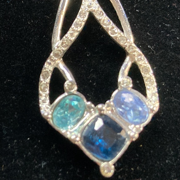 SILVER TONE AND FACETED GEMSTONE ENTWINED SHIMMER EARRINGS - Picture 4 of 7